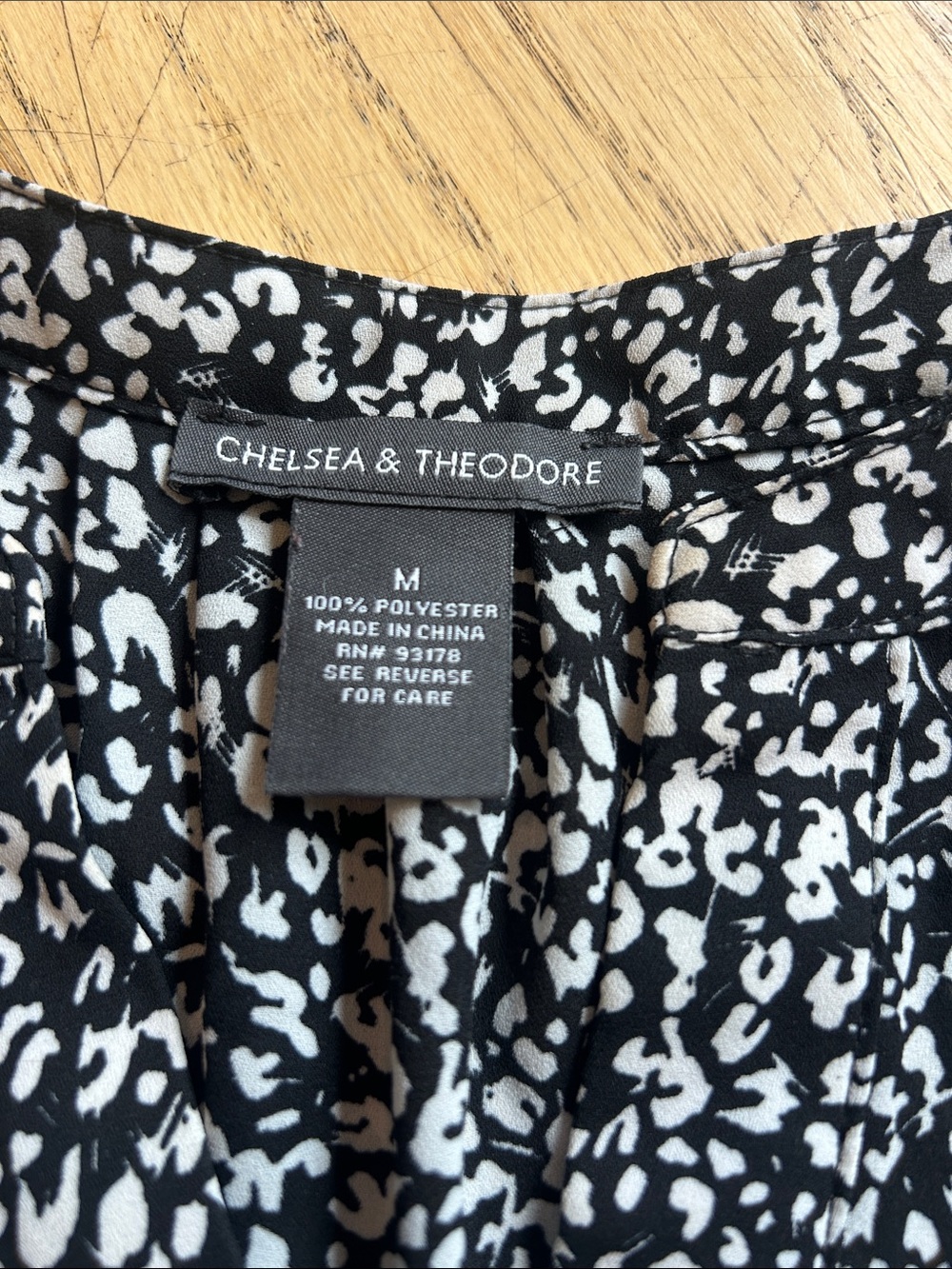 🌸3 FOR $20🌸 Chelsea & Theodore Black and White Split-Neck Printed Blouse - Picture 4 of 8